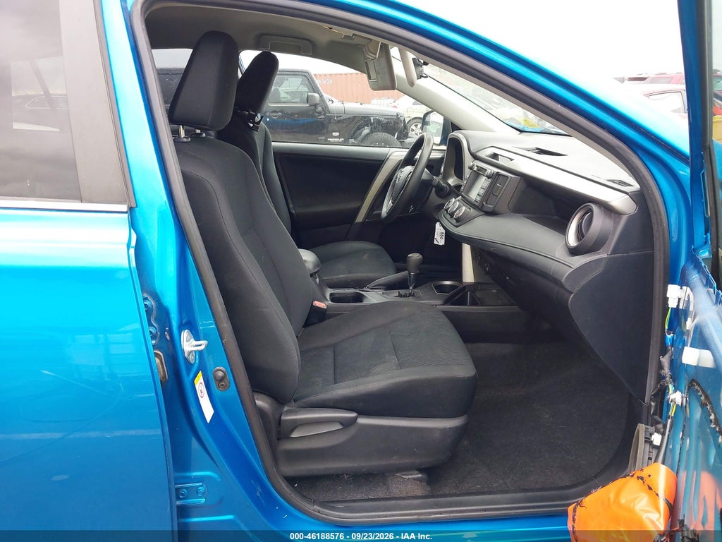 2018 Toyota RAV4 LE photo 5