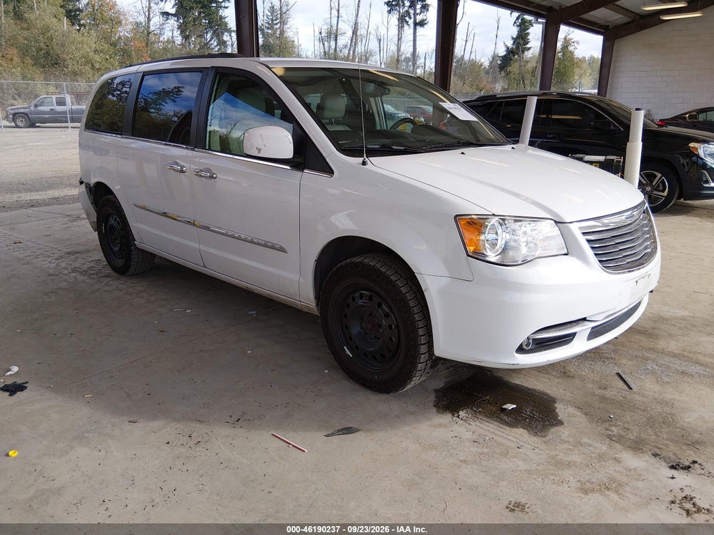 2016 Chrysler Town & Country Touring photo 1