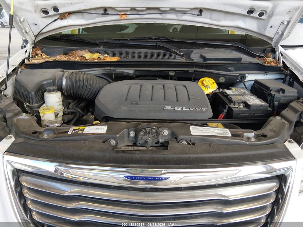 2016 Chrysler Town & Country Touring photo 10