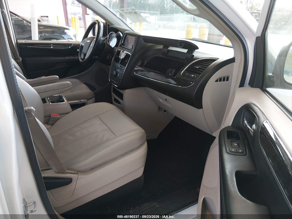 2016 Chrysler Town & Country Touring photo 5