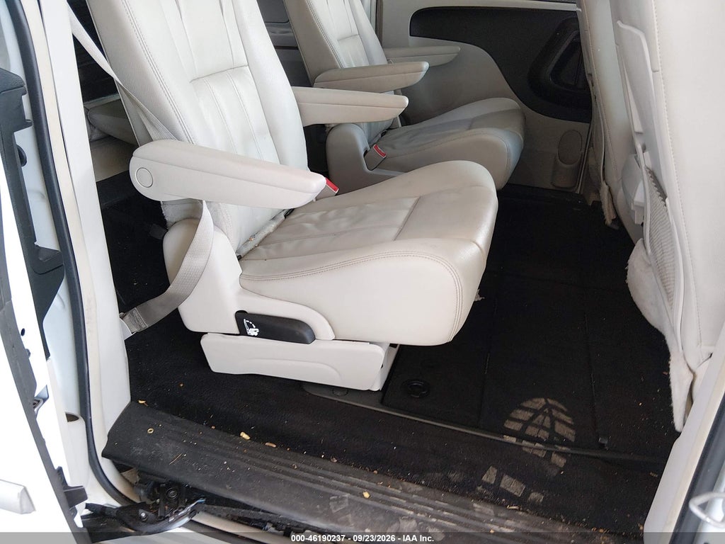 2016 Chrysler Town & Country Touring photo 8