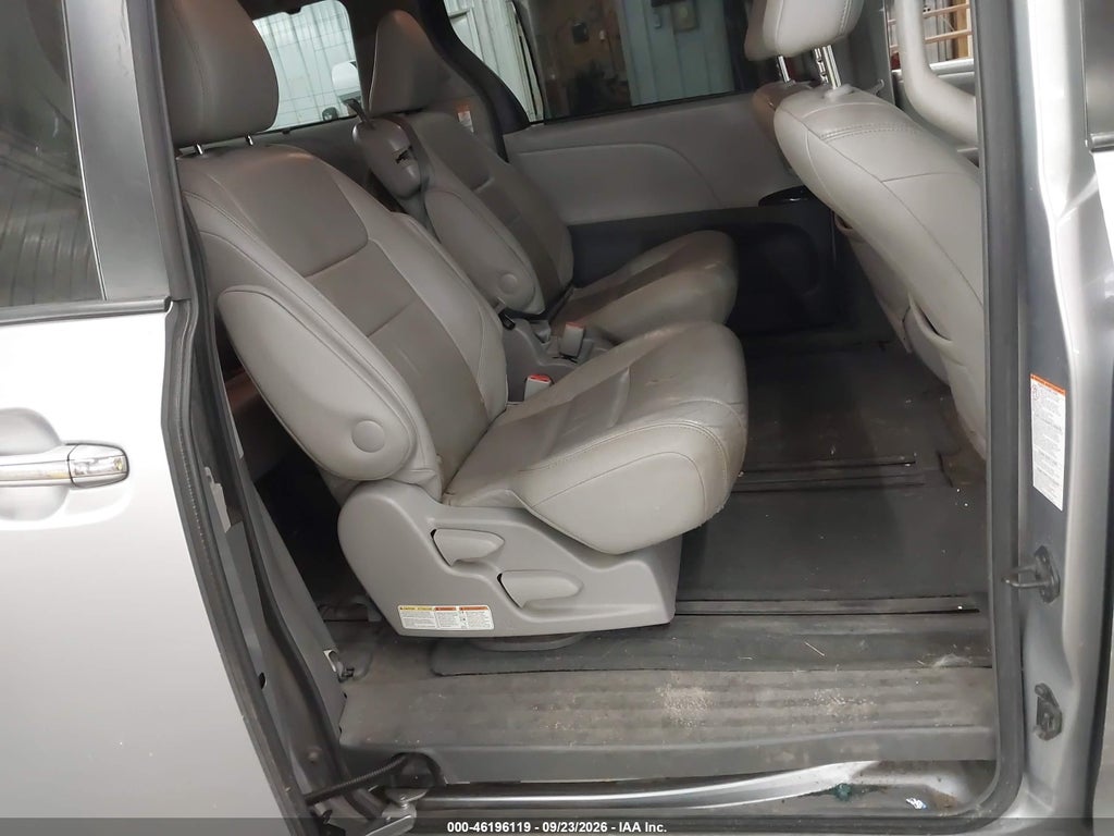 2015 Toyota Sienna XLE 8 Passenger photo 8