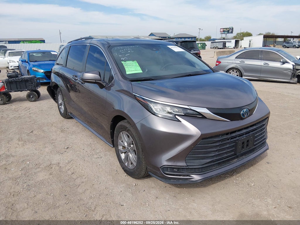 2022 Toyota Sienna LE photo 1