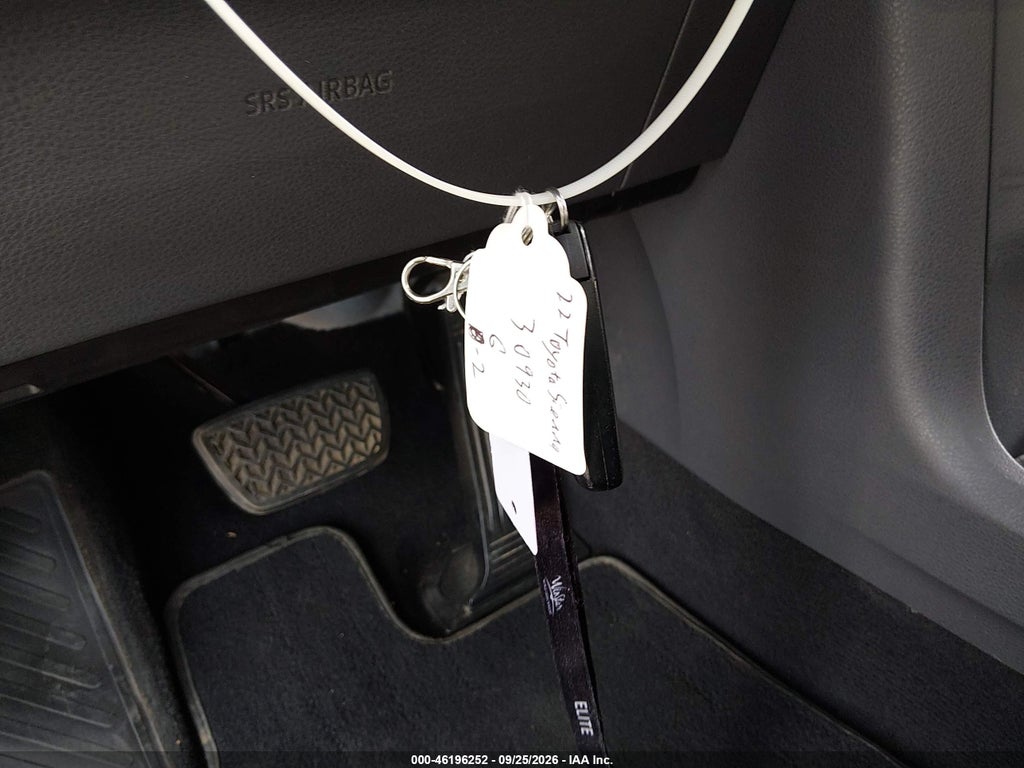 2022 Toyota Sienna LE photo 11