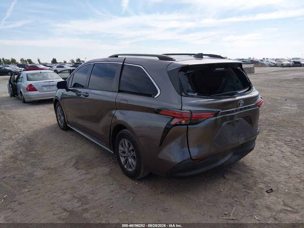 2022 Toyota Sienna LE photo 3