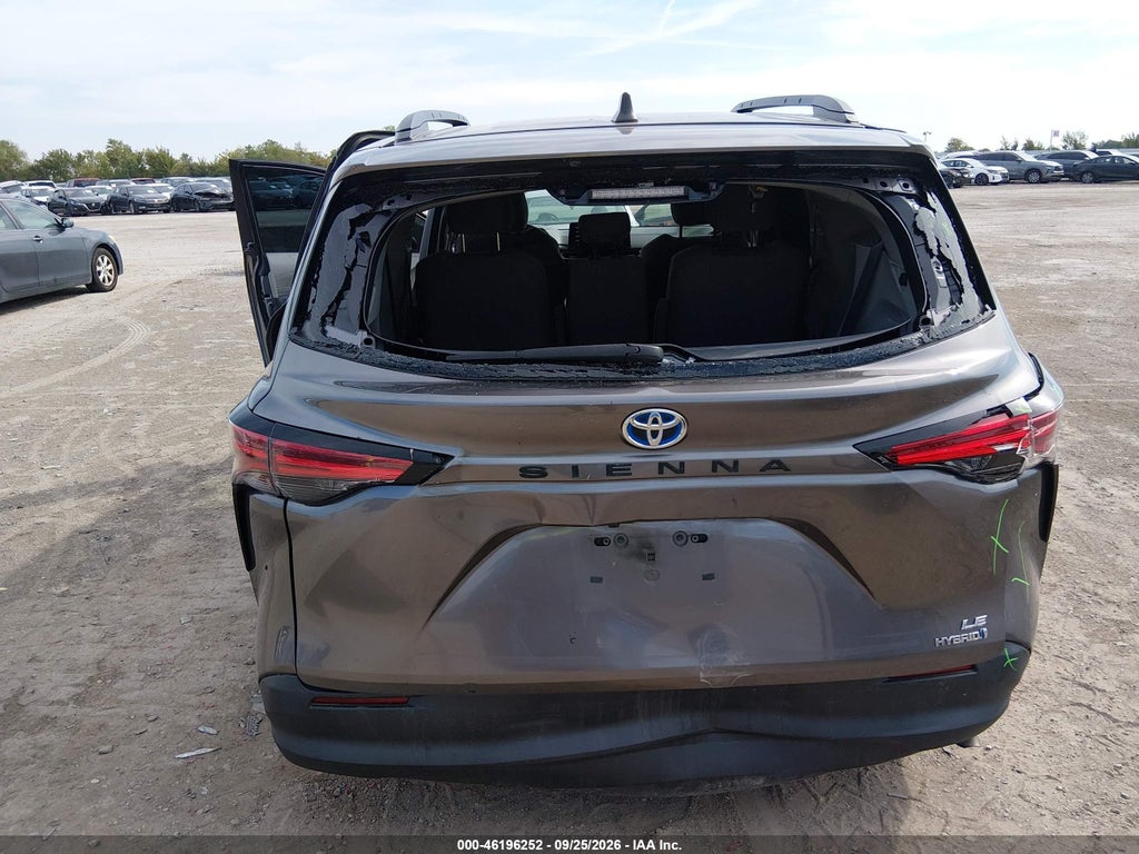 2022 Toyota Sienna LE photo 6