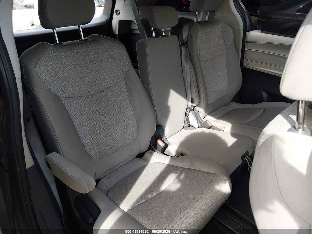 2022 Toyota Sienna LE photo 8