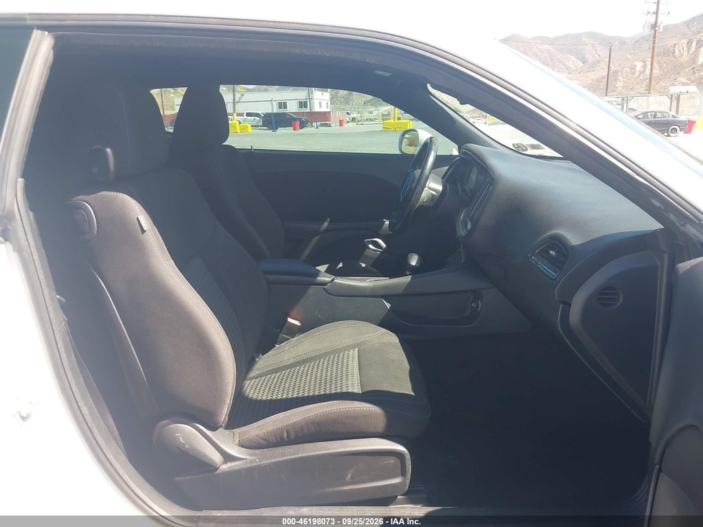 2015 Dodge Challenger SXT photo 5