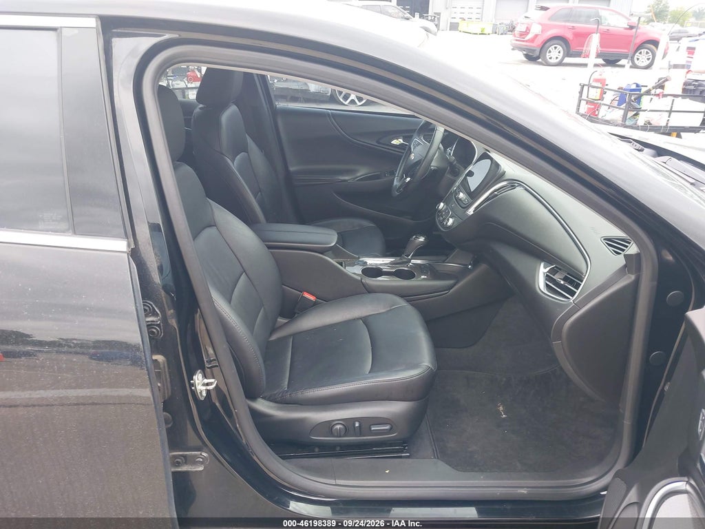 2017 Chevrolet Malibu LT photo 5