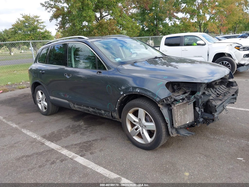 2013 Volkswagen Touareg LUX photo 1