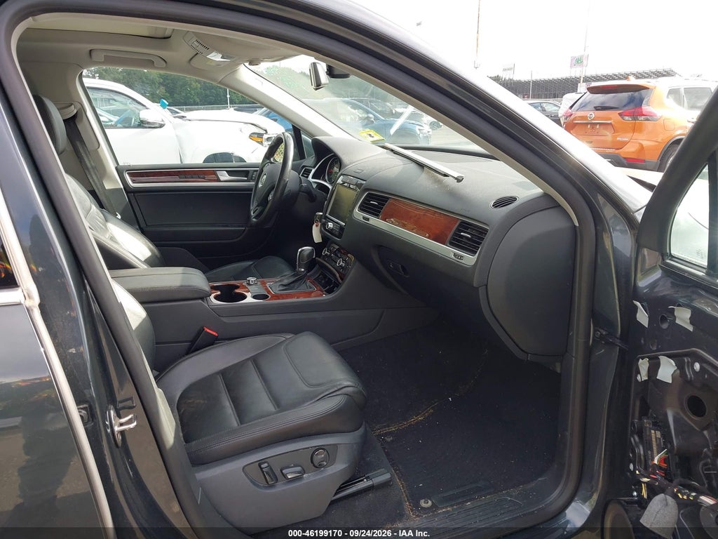 2013 Volkswagen Touareg LUX photo 5