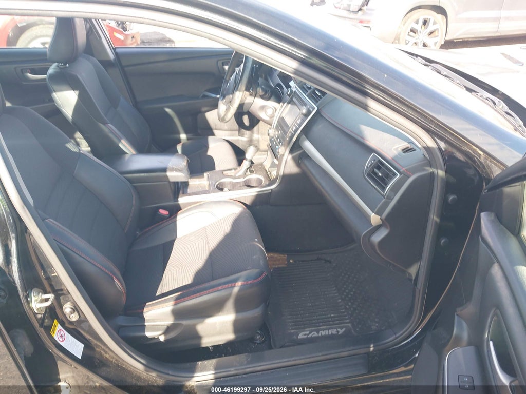 2017 Toyota Camry SE photo 5
