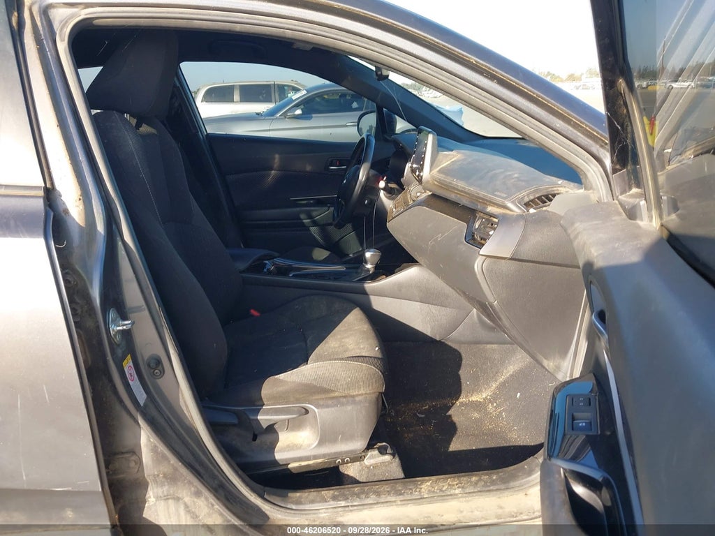 2019 Toyota C-HR XLE photo 5