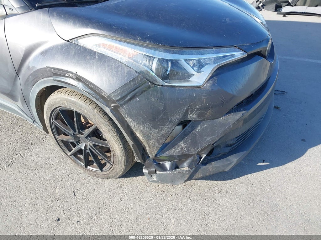 2019 Toyota C-HR XLE photo 6
