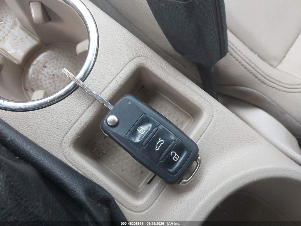 2013 Volkswagen Beetle 2.5L photo 11