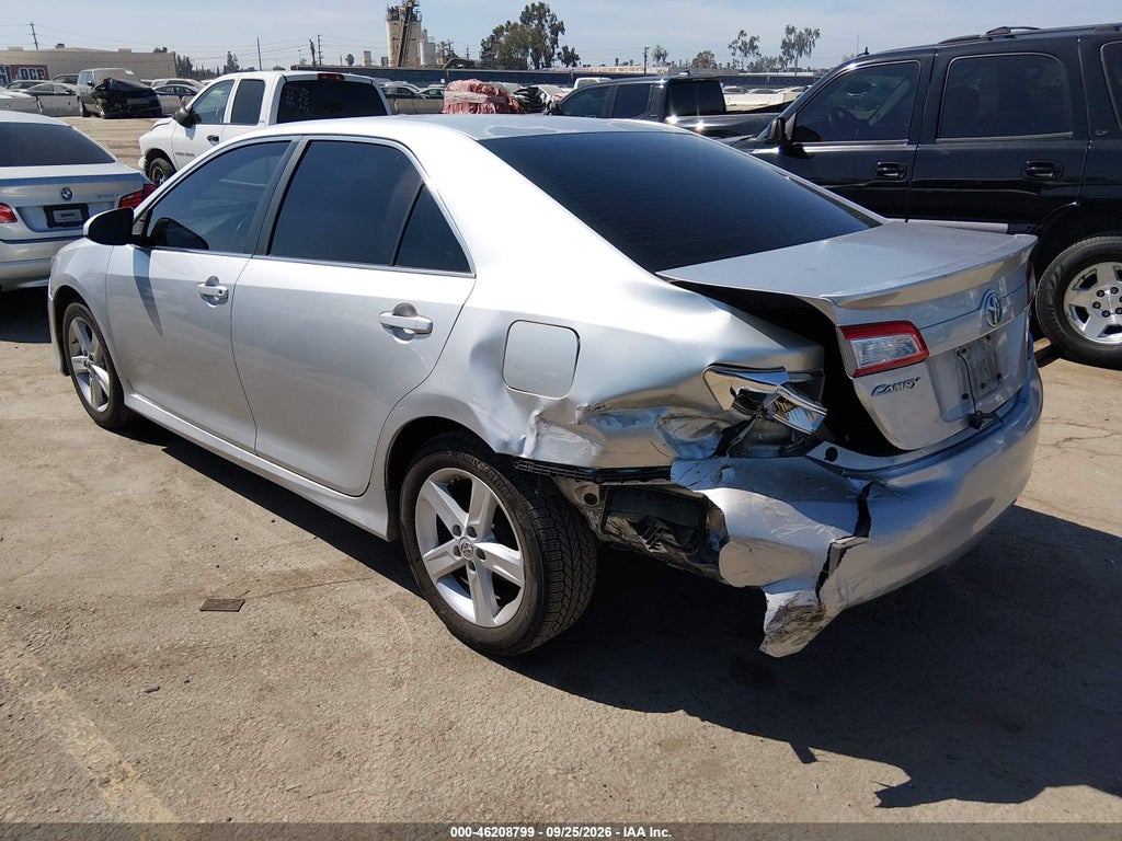 2013 Toyota Camry SE photo 3