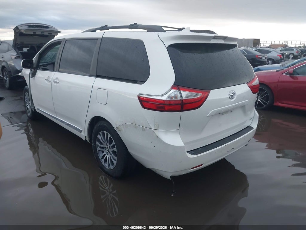 2018 Toyota Sienna XLE 8 Passenger photo 3
