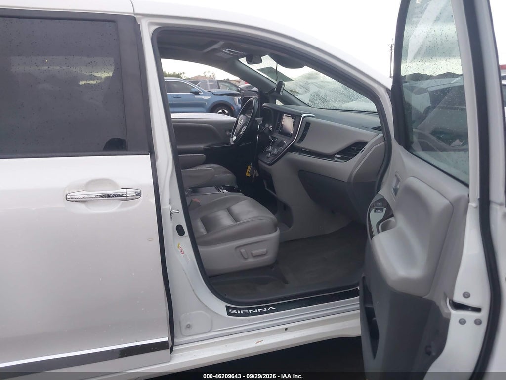 2018 Toyota Sienna XLE 8 Passenger photo 5