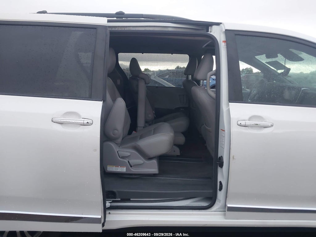 2018 Toyota Sienna XLE 8 Passenger photo 8