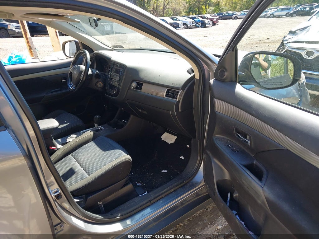 2016 Mitsubishi Outlander ES photo 5