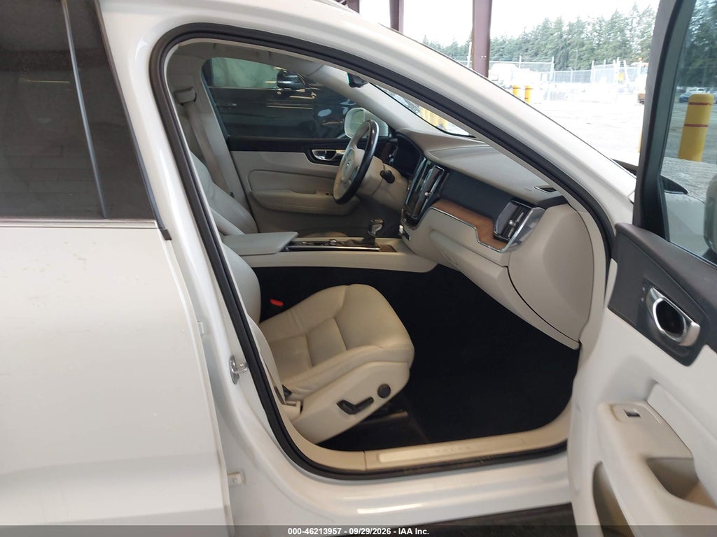 2021 Volvo XC60 T6 Momentum photo 5