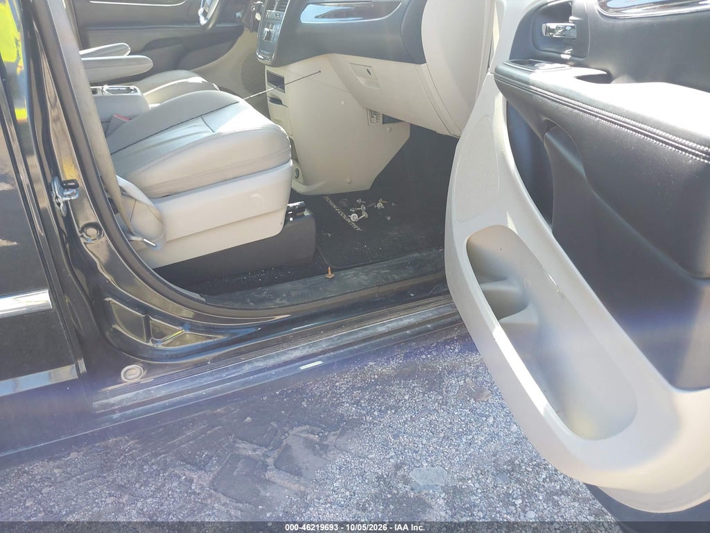 2013 Chrysler Town & Country Touring photo 5