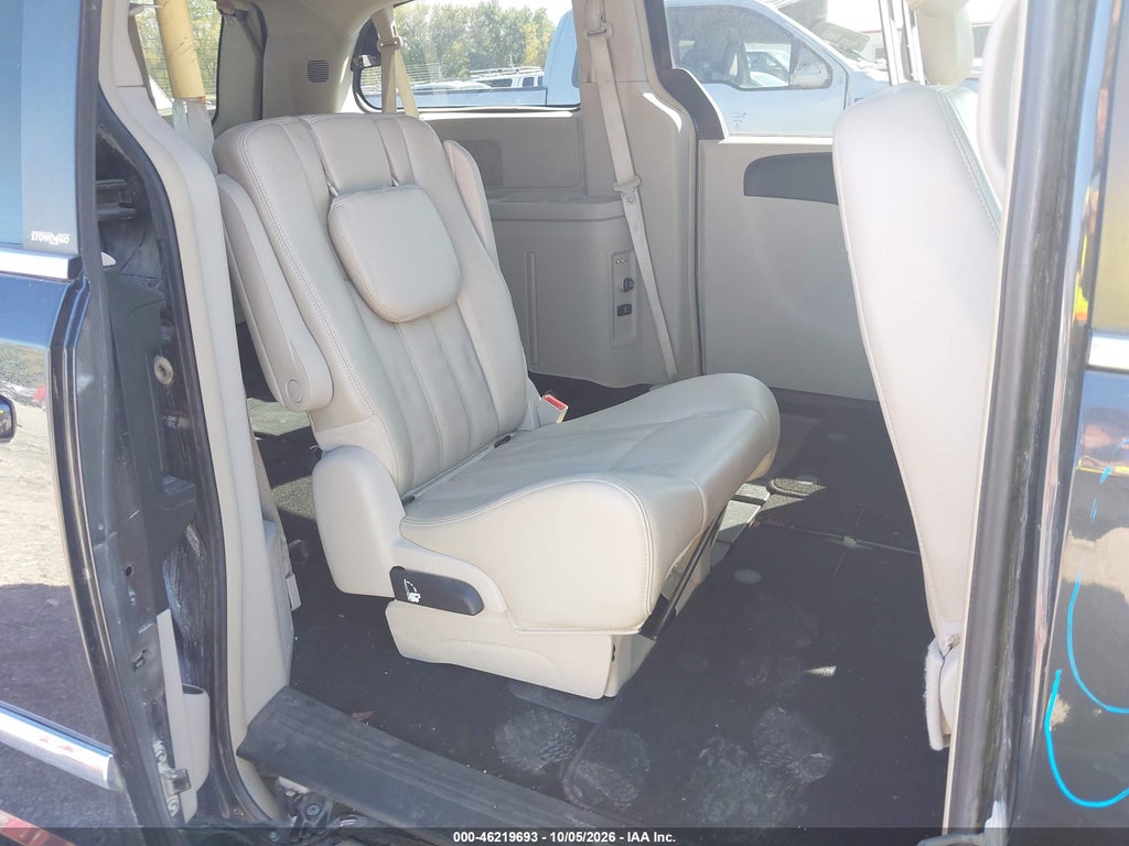 2013 Chrysler Town & Country Touring photo 8