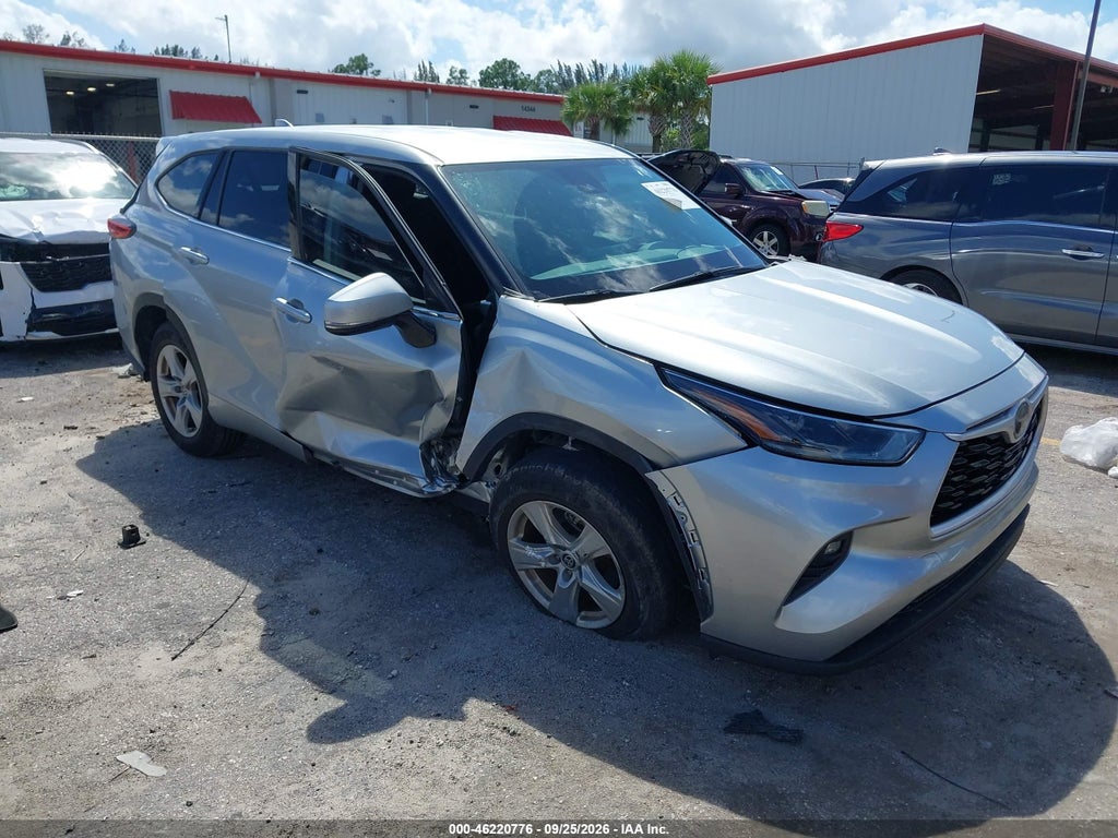 2021 Toyota Highlander LE photo 1