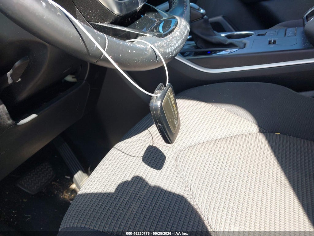 2021 Toyota Highlander LE photo 11