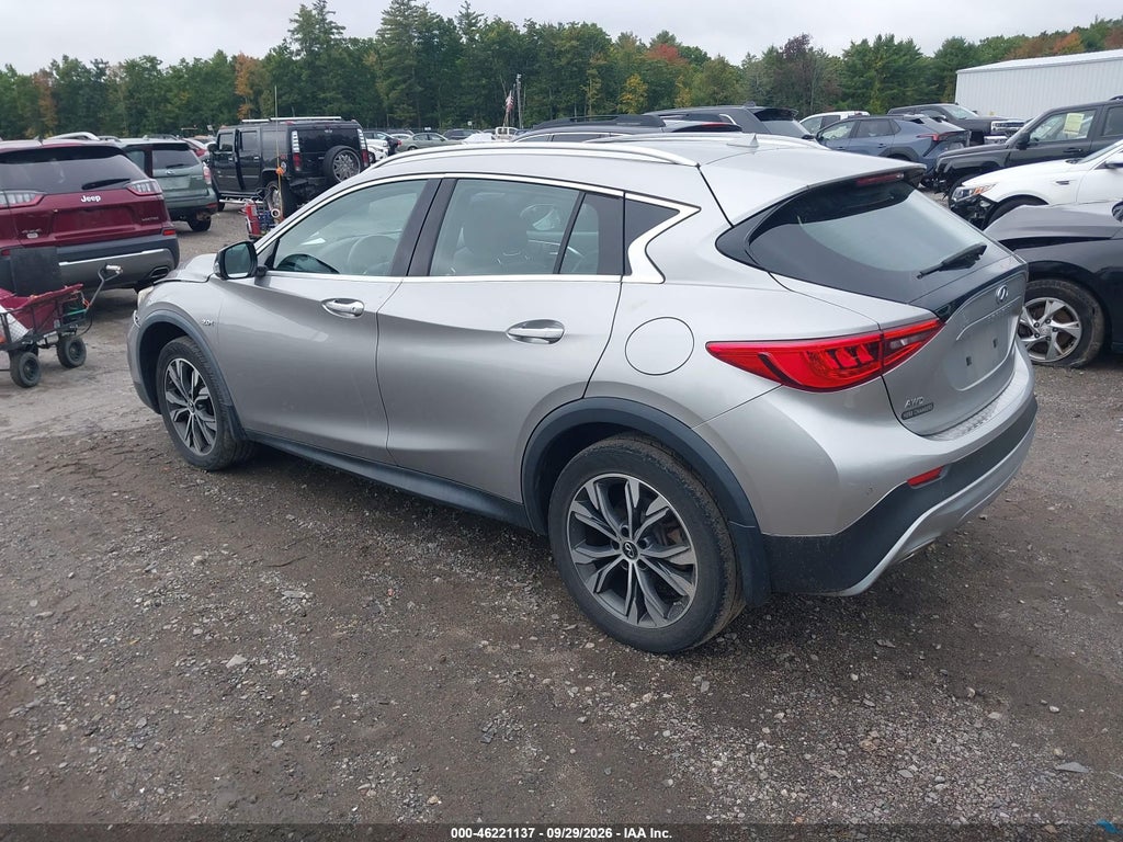 2018 Infiniti QX30 Essential photo 3