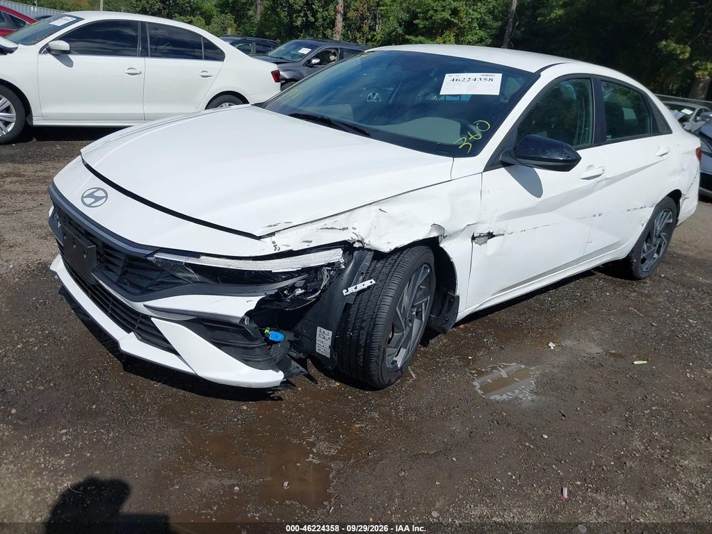 2025 Hyundai Elantra SEL Sport photo 2
