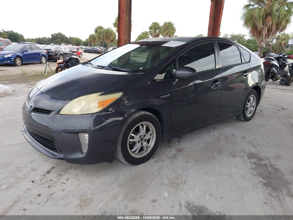 2013 Toyota Prius Three photo 2