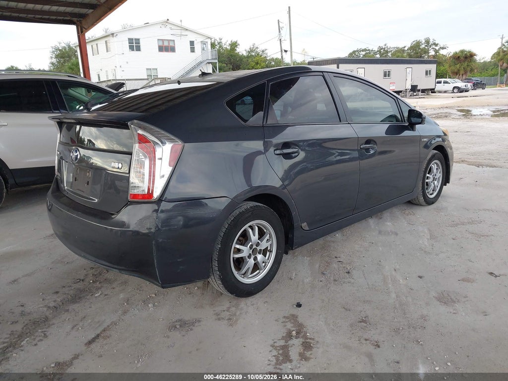 2013 Toyota Prius Three photo 4