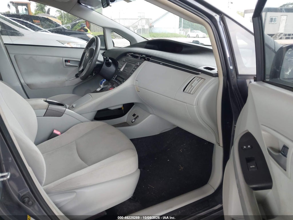 2013 Toyota Prius Three photo 5