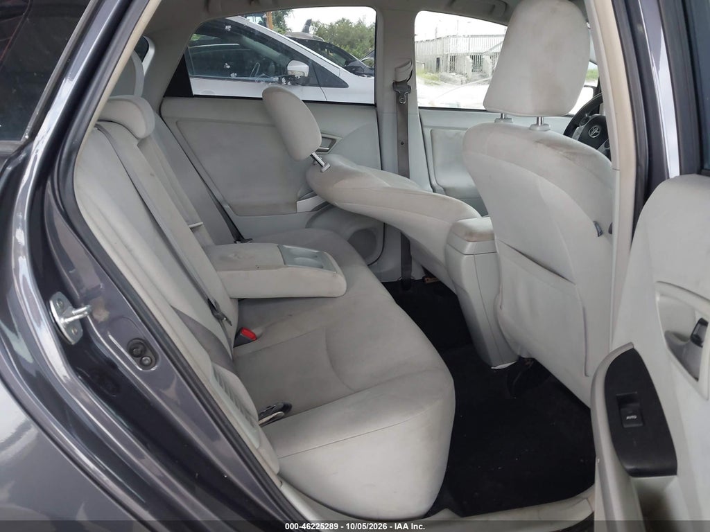 2013 Toyota Prius Three photo 8