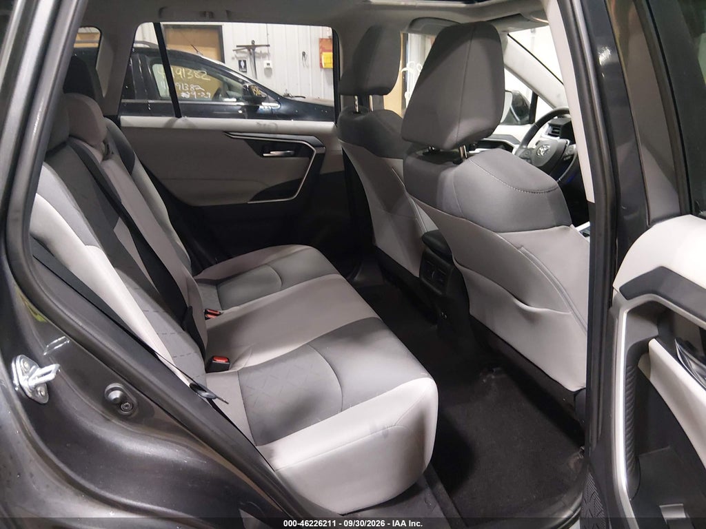 2021 Toyota RAV4 XLE photo 8