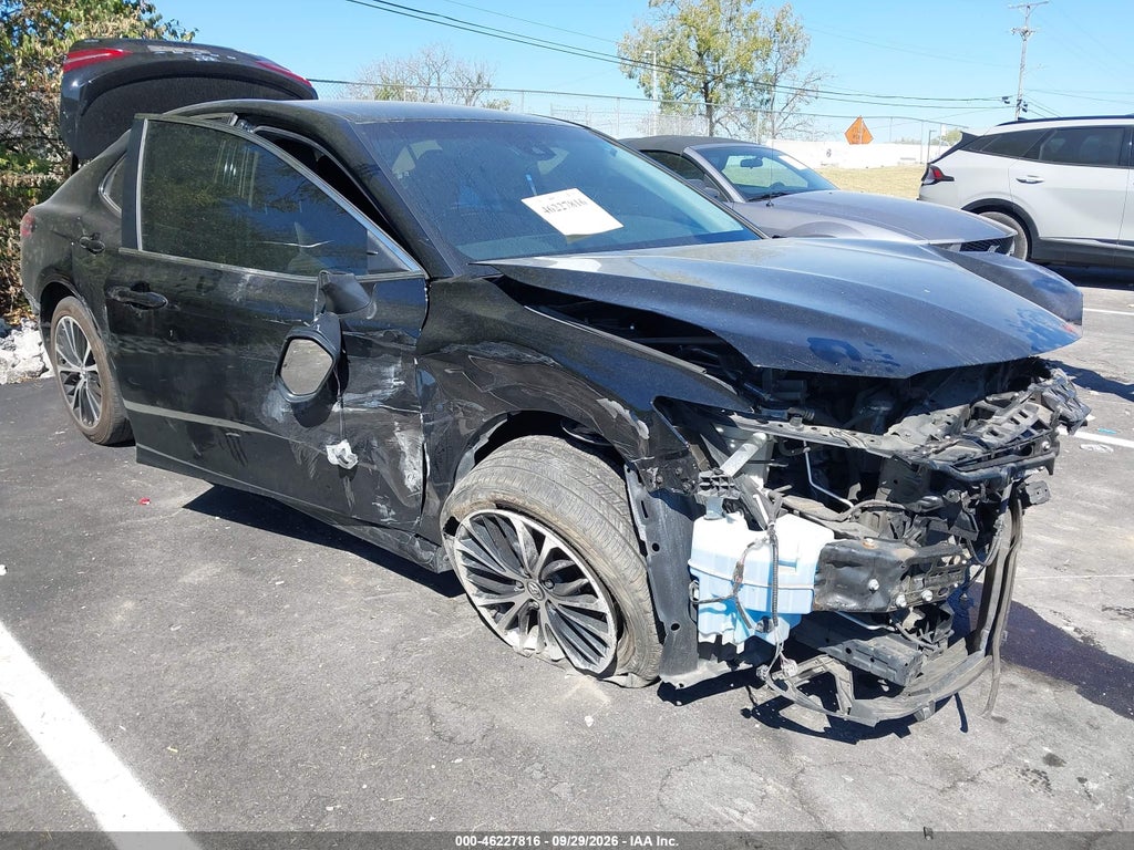2018 Toyota Camry SE photo 1
