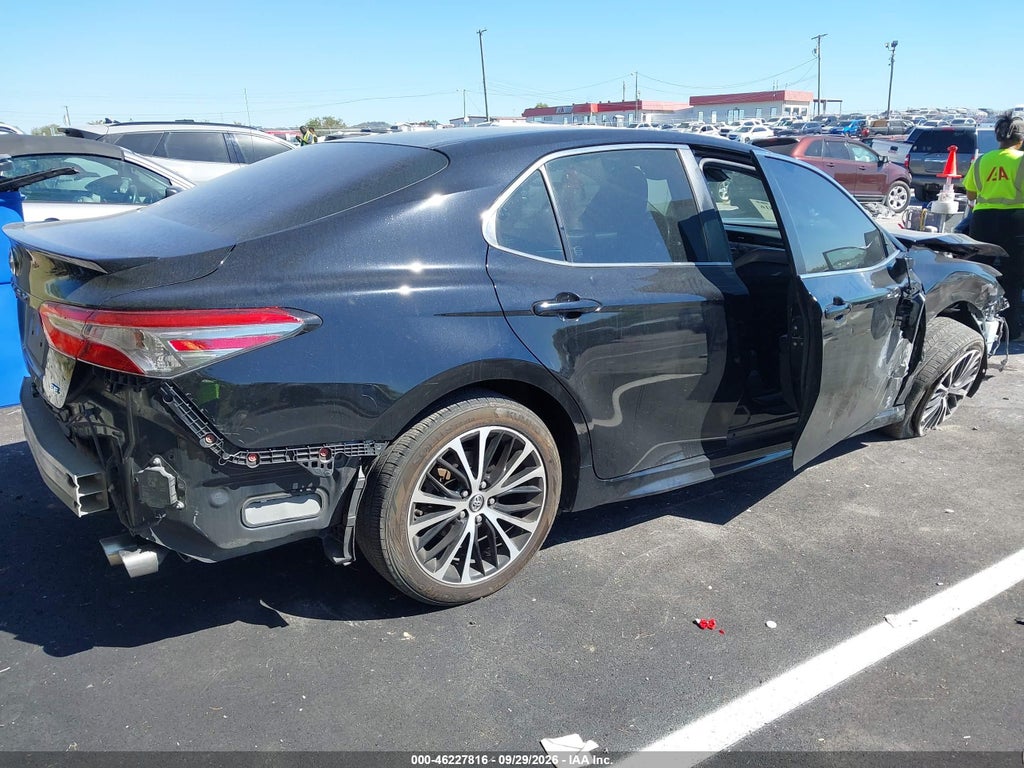 2018 Toyota Camry SE photo 4