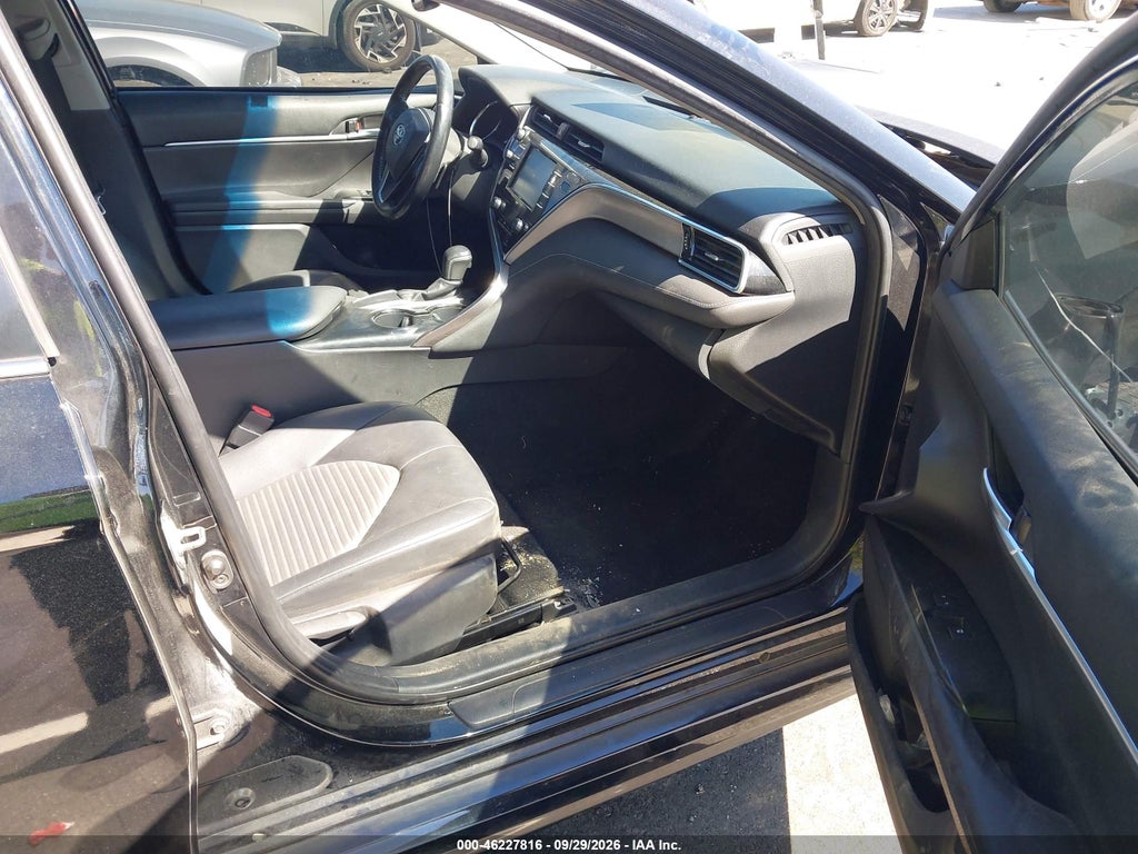 2018 Toyota Camry SE photo 5