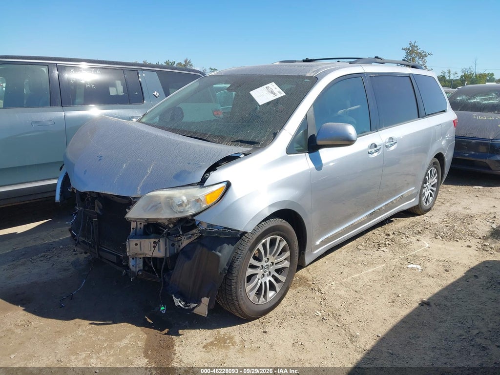 2018 Toyota Sienna XLE Premium 8 Passenger photo 2