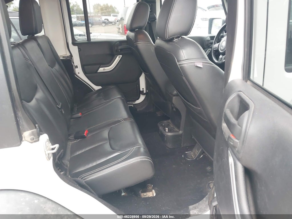 2014 Jeep Wrangler Unlimited Sahara photo 8