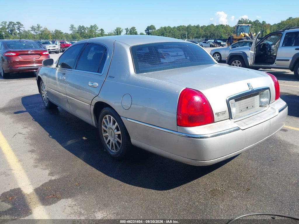 2007 Lincoln Town CAR Signature photo 3