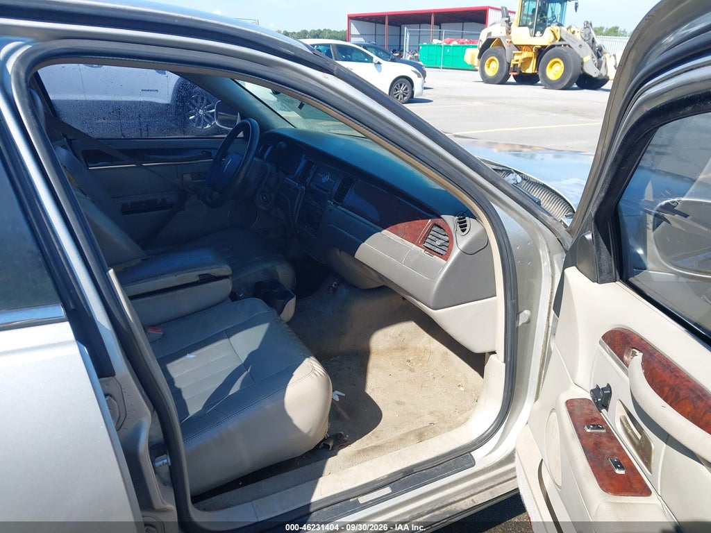 2007 Lincoln Town CAR Signature photo 5