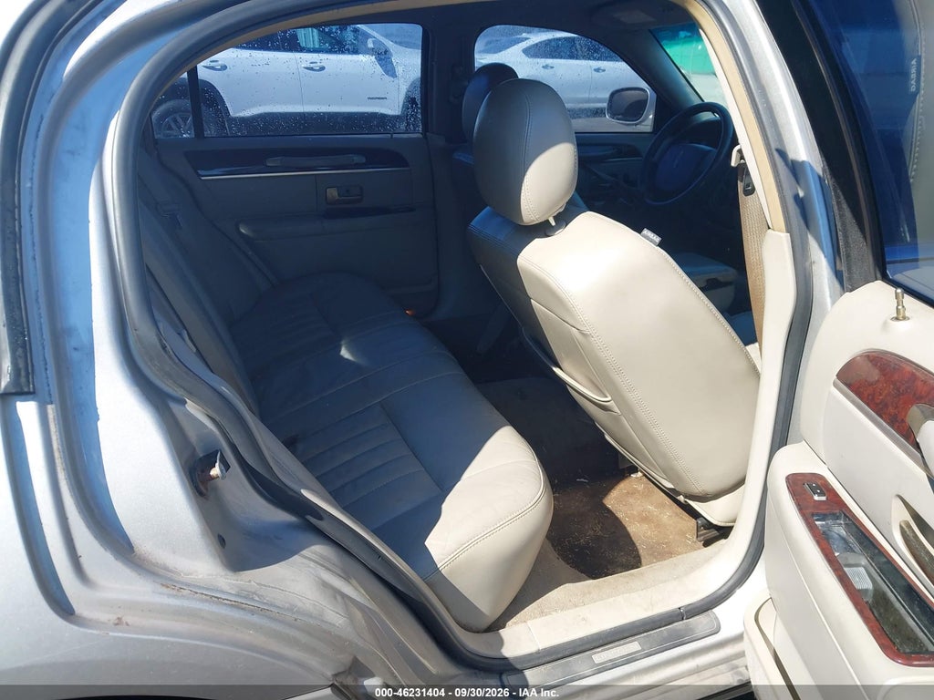 2007 Lincoln Town CAR Signature photo 8