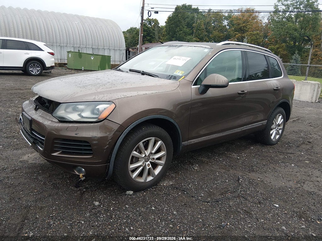 2014 Volkswagen Touareg 3.6L Sport photo 2