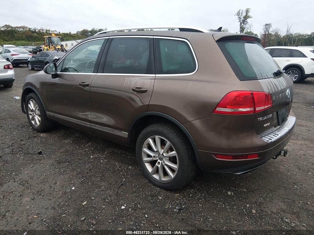 2014 Volkswagen Touareg 3.6L Sport photo 3