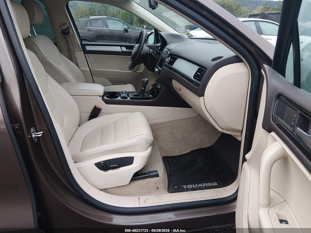 2014 Volkswagen Touareg 3.6L Sport photo 5