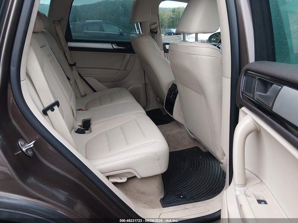 2014 Volkswagen Touareg 3.6L Sport photo 8