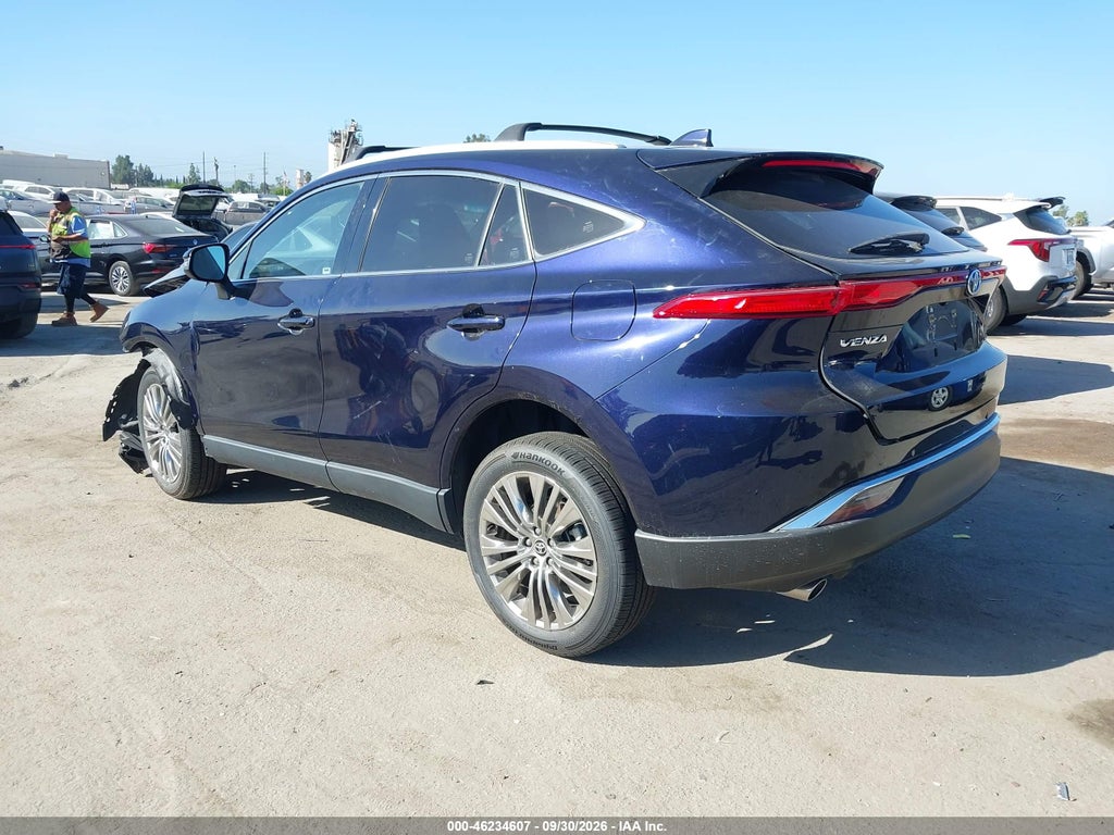 2023 Toyota Venza XLE photo 3