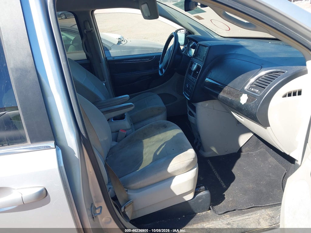 2011 Chrysler Town & Country Touring photo 5